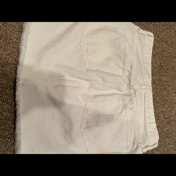 CLOSET CLEAR OUT! 🎉J Crew White Denim fringed skirt. Size 9 - Picture 2 of 6